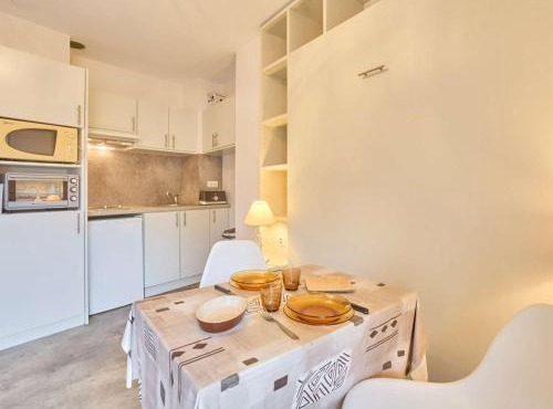 Studio lumineux avec balcon, à 400 m des Thermes, wifi et parking inclus - FR-1-841-21