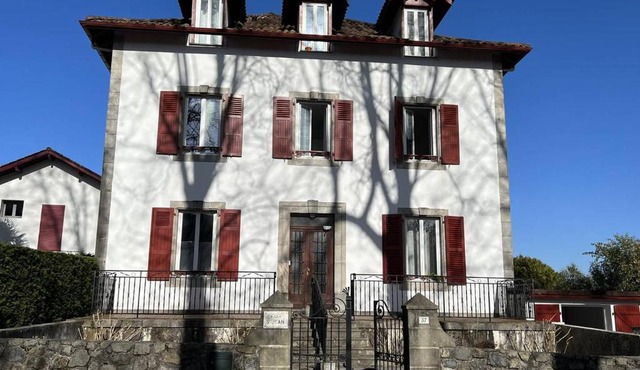Studio lumineux à Cambo-les-Bains, proche thermes, coin nuit, kitchenette, internet, animaux acceptés - FR-1-495-10