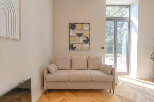 Studio lumineux avec terrasse, à deux pas de Lyon in Écully