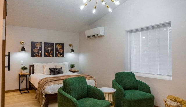 Studio Luxe | 1bd/1ba Newly Renovated Apartment!