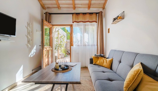 Studio "Maya" with Private Terrace, Shared Garden, and Wi-Fi