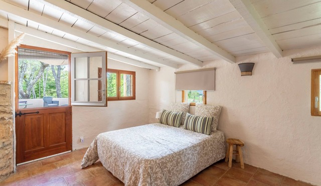 Studio 'Maison Marvic, Studio in the Pines' with Shared Pool and Wi-Fi