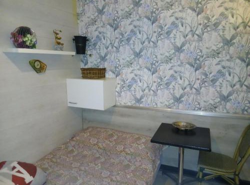 Studio Maryline de 18 m2 - Calme - Rez de chaussée sur patio Privé - Grand Canapé-Lit Clic Clac pour 2 personnes - Kitchenette - Salle de bain - 5 minutes du Métro Brochant de la ligne 13,Bus 54,74 et 31 vers sites touristiques