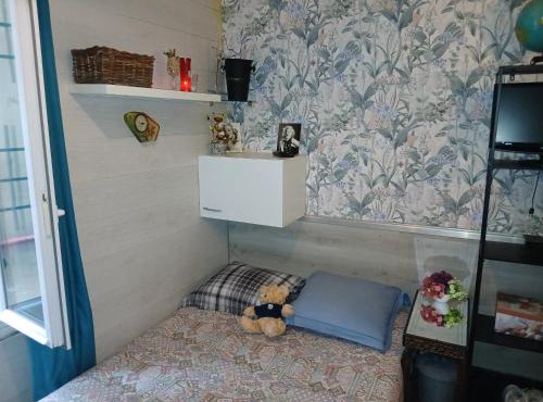 Studio Maryline M de 18 m2 - Calme - Rez de chaussée sur patio Privé - Grand Canapé-Lit Clic Clac pour 2 personnes - Kitchenette - Salle de bain - 5 minutes du Métro Brochant de la ligne 13,Bus 54 74 et 31 vers sites touristiques