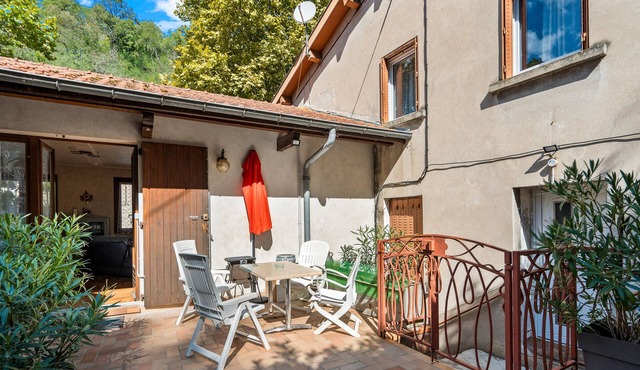 Studio 'Maupas' with Shared Terrace and Wi-Fi