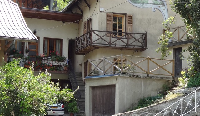 Studio Max 4 x Persons. Perfect location everything within walking distance.