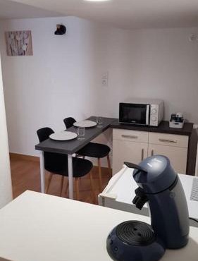 Studio meublé en sous-sol en plein centre ville