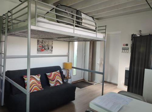 Studio meublé 1 pièce entièrement équipé sans cloisons séparatives