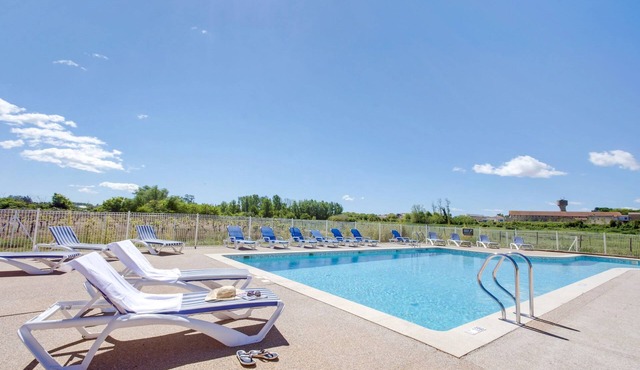 Studio Mezzanine avec Accès Piscine Extérieure