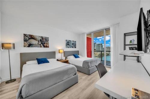 Studio Miami Hallandale bw