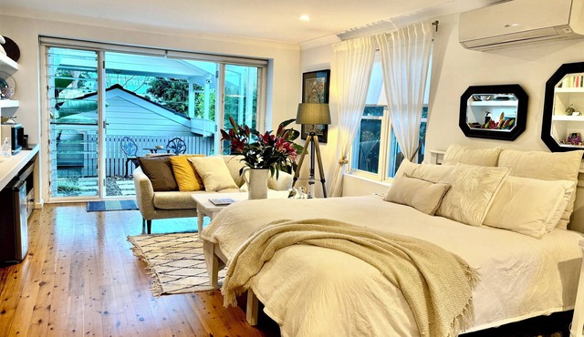 Studio minutes from Waterfront walks, close to Pasadenas, cafes, restaurants