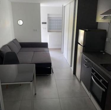 Studio moderne entièrement rénové.