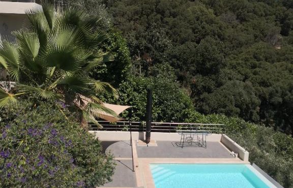 Studio moderne magnifique vue sur mer dans cadre calme et verdoyant