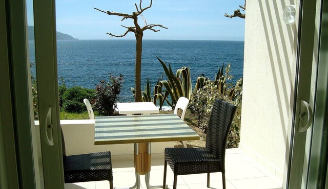 Studio N°4 in Tiuccia, waterfront, air-conditioned, wifi