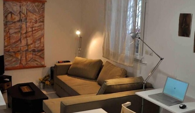 Studio near center and Canal du Midi, private parking, terrace overlooking garden