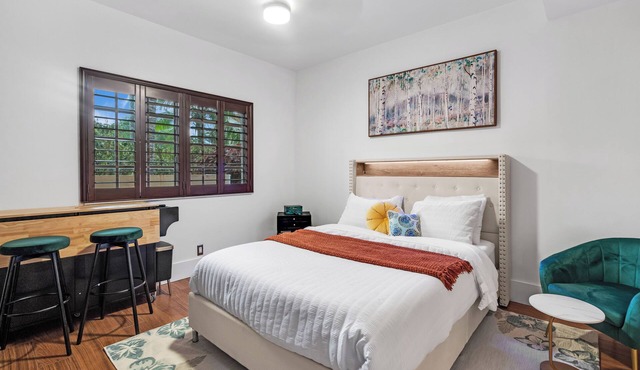 Studio near hospitals, restaurants and malls