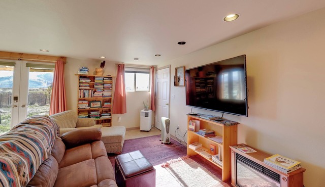 Studio Near Hot Minerals Soak: 360-View of Valley!