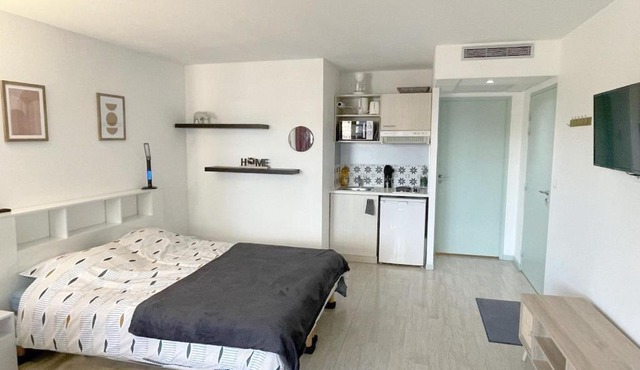 Studio near train station and sanctuary