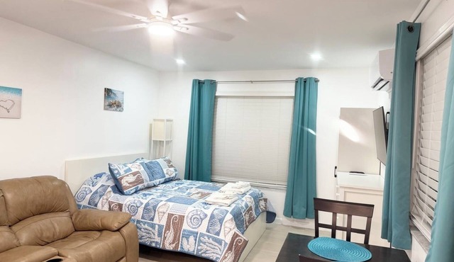 Studio nearby beach, quiet surroundings & restaurants, private entrance & patio.