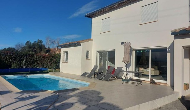 Studio neuf avec acces piscine