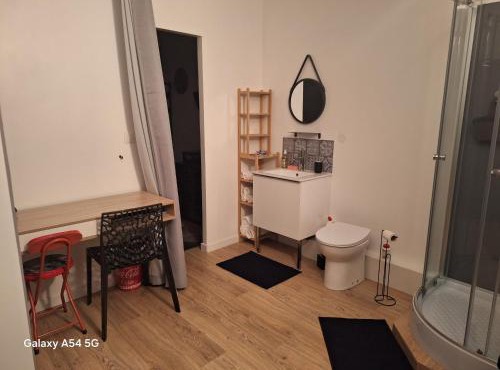 Studio neuf avec espace de travail séparé