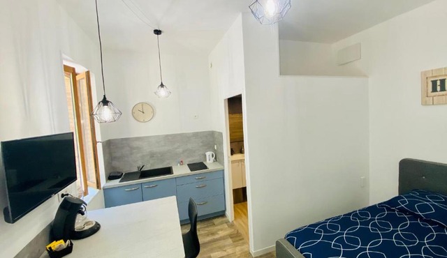 Studio neuf bien placé, jardin et parking gratuit