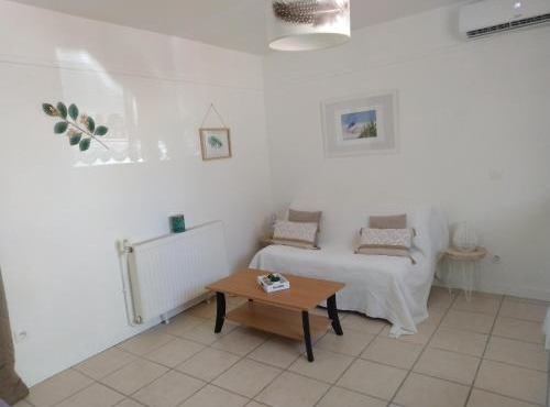 Studio neuf climatisé proche d'Agde
