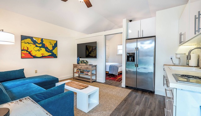 Studio - Office away from home. Near Shem Creek - Close to Beaches and Downtown