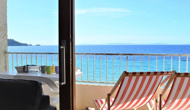 Studio on Cavalière beach with terrace, 1st floor, sleeps 2