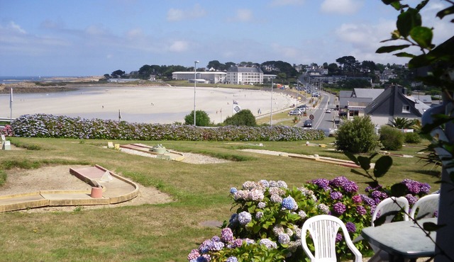 STUDIO ON SEA FRONT, SWIMMING POOL, SAUNA . WEEK RENT