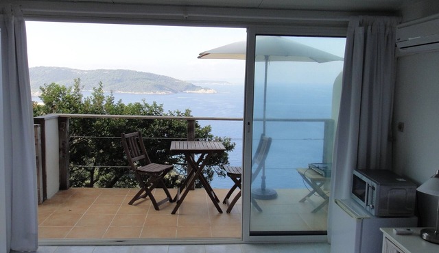 Studio on the Ile du Levant - superb sea view