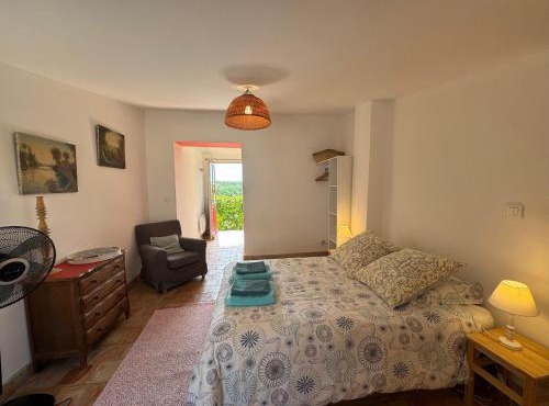 Studio Ouest - Chambre avec vue vignoble - Domaine viticole Château Barbebelle Rognes - Proche d'Aix-en-Provence