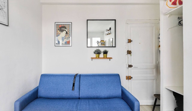 Studio overlooking the rooftops of Paris, 2 minutes from the metro