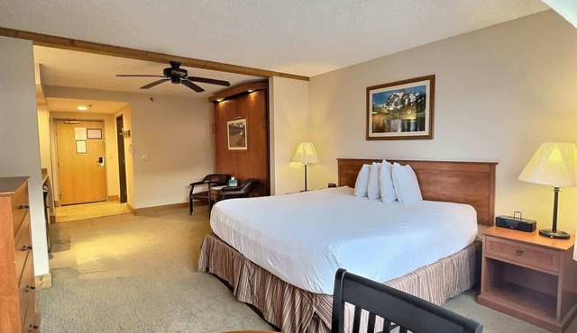 Studio Perfect Location 320 with Pool and Hot Tub