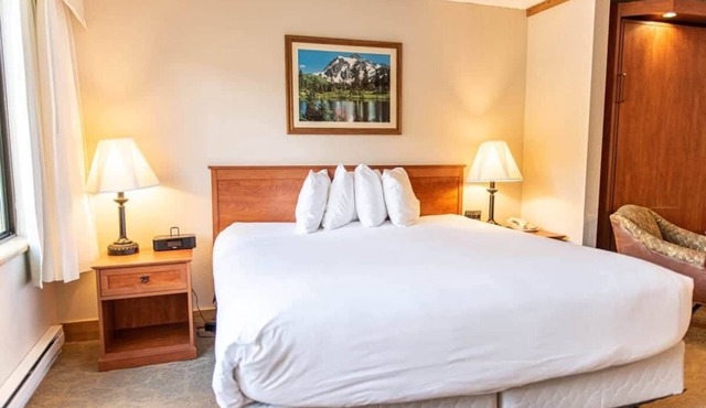 Studio Perfect Location 322 with Pool and Hot Tub