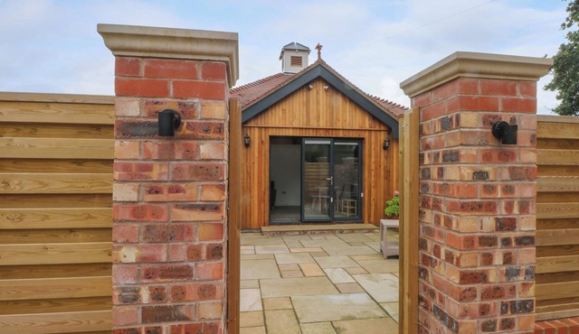 STUDIO, pet friendly, country holiday cottage in Christleton