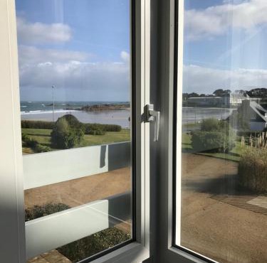 Studio piscine et vue mer