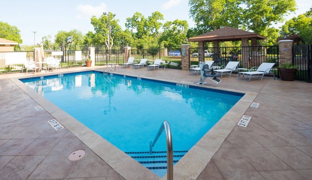 Studio | Pool + King bed + FREE Breakfast
