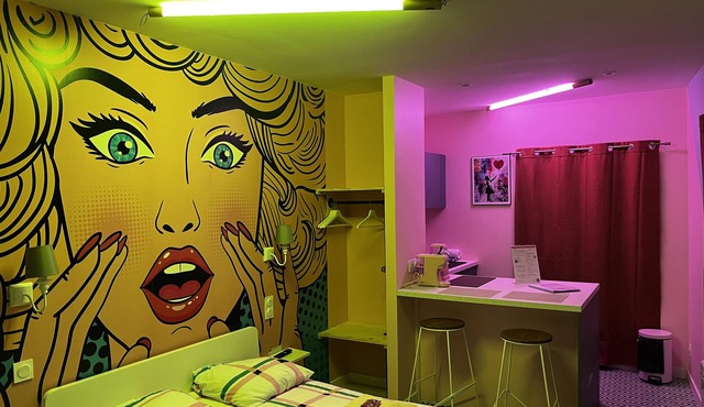 Studio POP in the city center, with Balnéo, in a colorful, retro atmosphere!