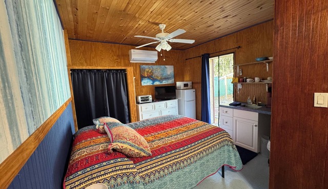 Studio, Private Entrance, fenced in quiet corner, pets ok, large Parking area