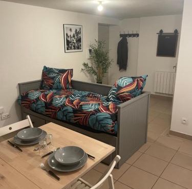 Studio rénové au calme