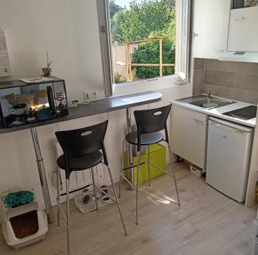 studio refait à neuf avec jardin partagé
