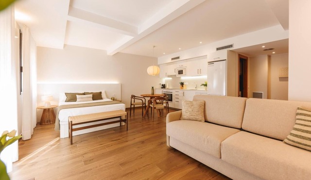 Studio Rei Martí - Holiday Apartment Rental Girona | Bravissimo