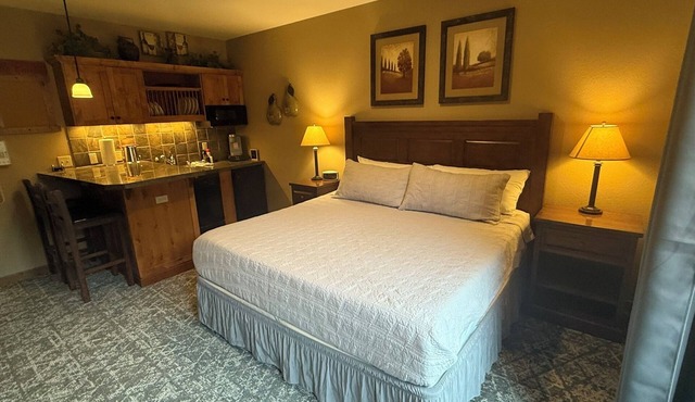 Studio Resort Room at Silver Mtn Resort to Ski/Board or Bike 30 min to Hiawatha