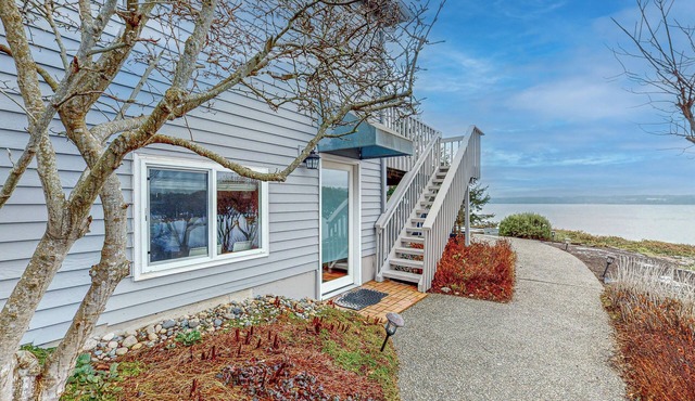 Studio Retreat w/Stunning View - Close to Beaches