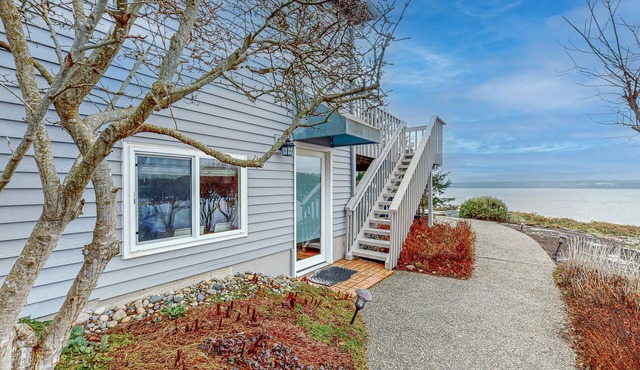Studio retreat with kitchenette & stunning Sunset views - close to beaches