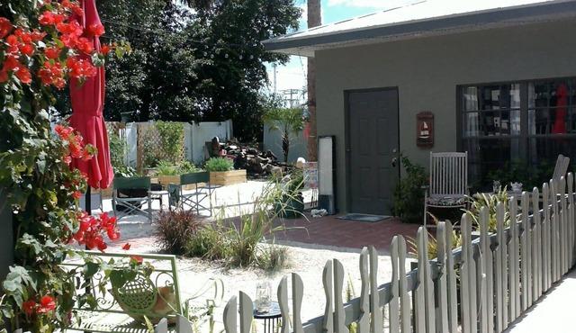 Studio room on an historic property near the historic downtown