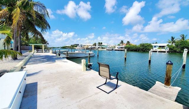 Studio Sea- studio with queen bed, living room, fully stocked kitchen& full bath