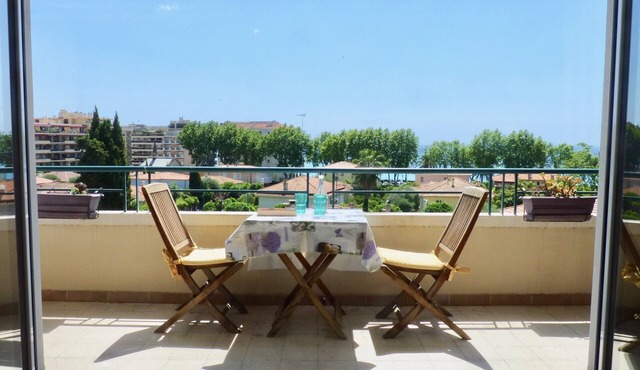 Studio sea view, wifi, spacious + balcony, near beach and shops