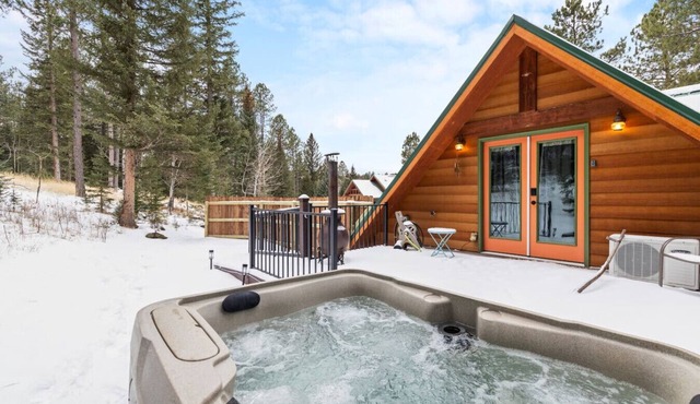 Studio, secluded, HOT TUB, Couples Perfect Getaway